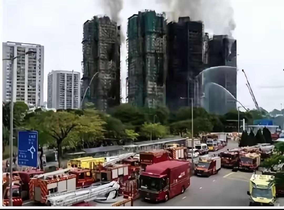 香港火灾住户采访，一女子说，发现着火，赶快给楼上丈夫打电话，让其快下楼，丈夫下了