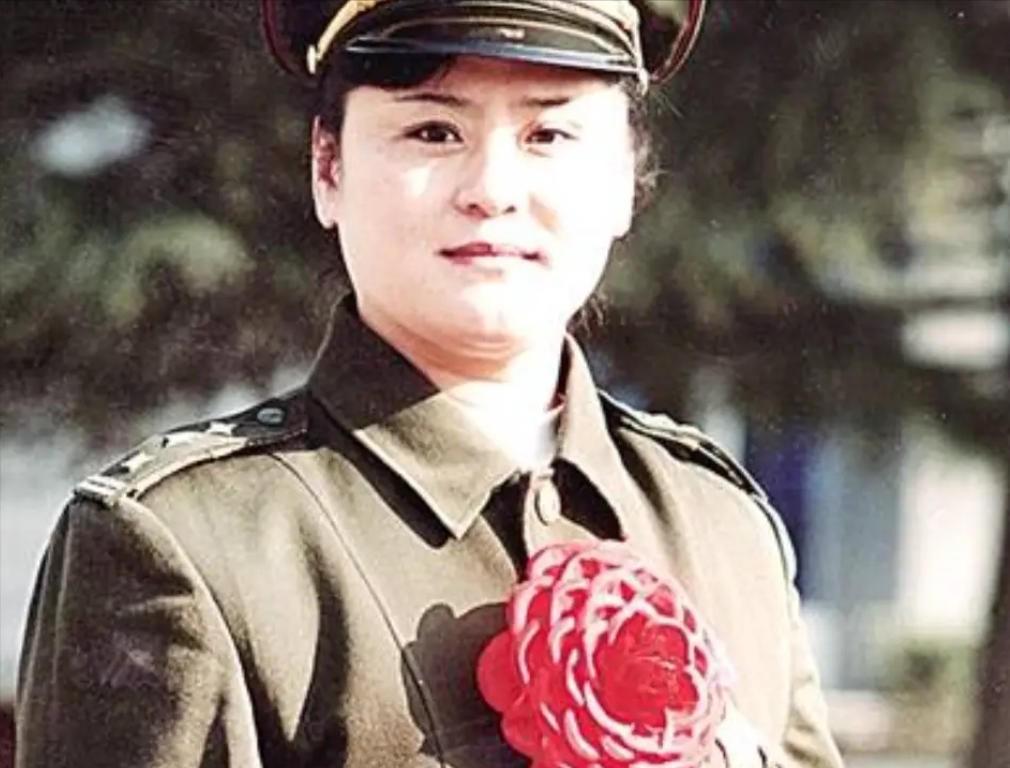 1996年，一个全身绑满炸药的歹徒闯进郑州国棉五厂幼儿园，劫持了28名孩子。女警