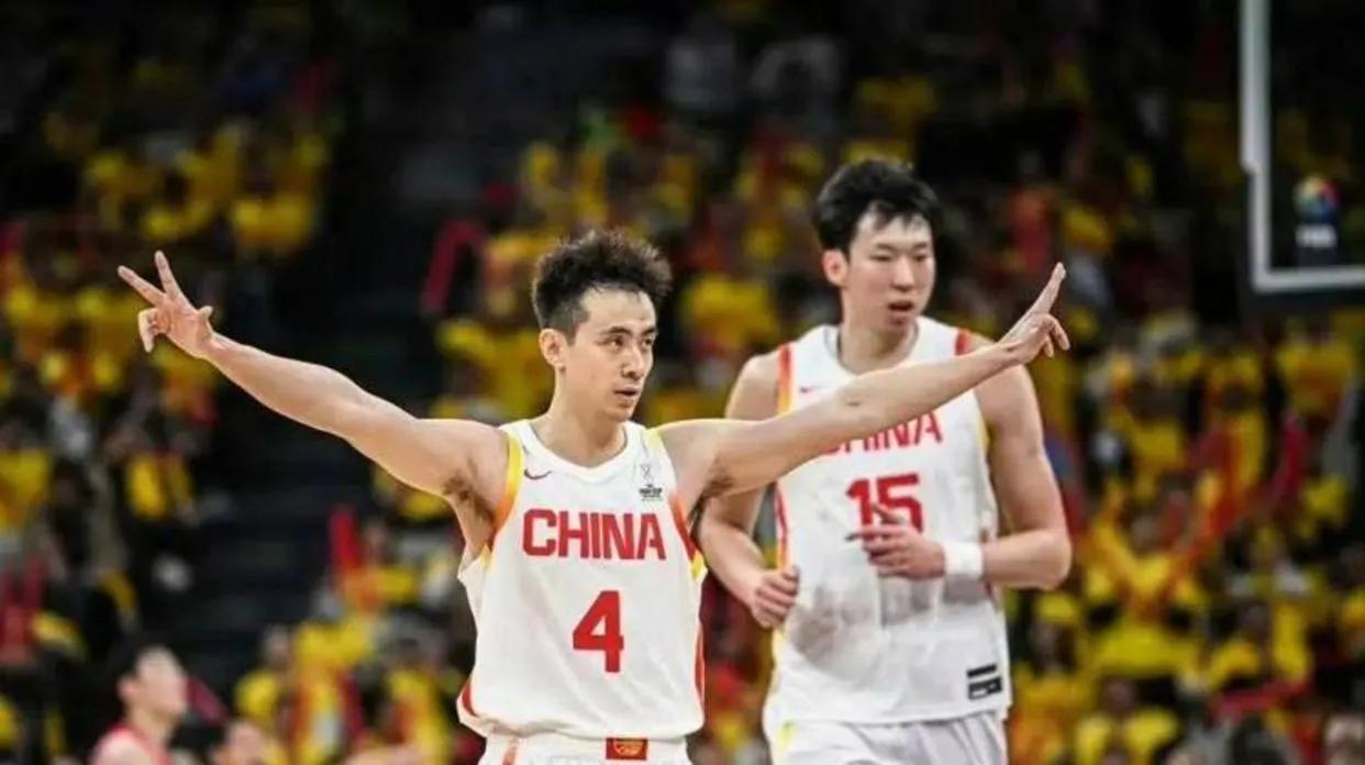 周琦和赵继伟离中国男篮越来越远了。首先说说周琦，他的状态极不稳定，眼睛和腰部都有