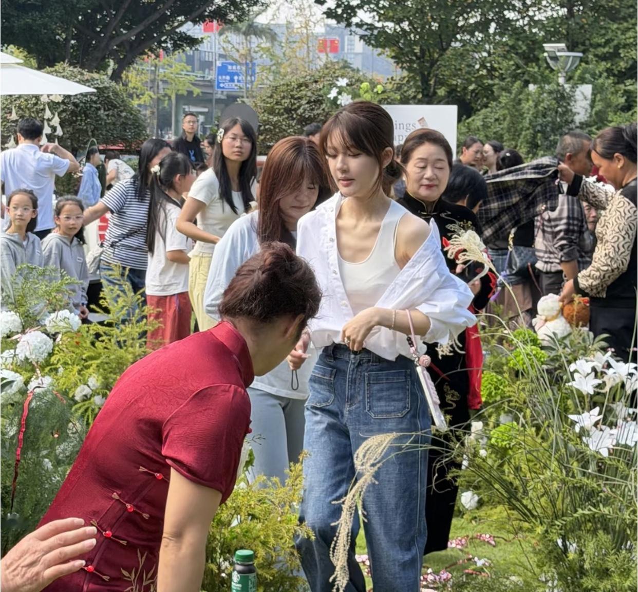 知道我凭啥第一眼认出来她是女明星吗因为足够瘦啊，天呐几乎是售出胸排（这个词儿