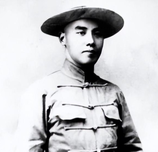 1921年，杜月笙带着30000大洋来找卢小嘉，求他放了黄金荣，但卢小嘉却说道：