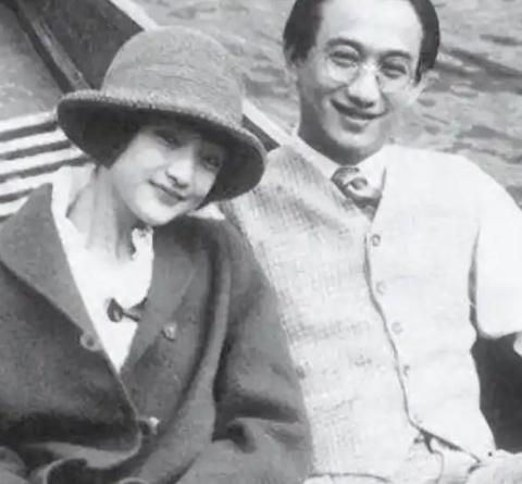 虽然徐志摩嫌弃张幼仪土气，但晚上却仍然跟她行“夫妻”之事，张幼仪晚年也曾回忆说：