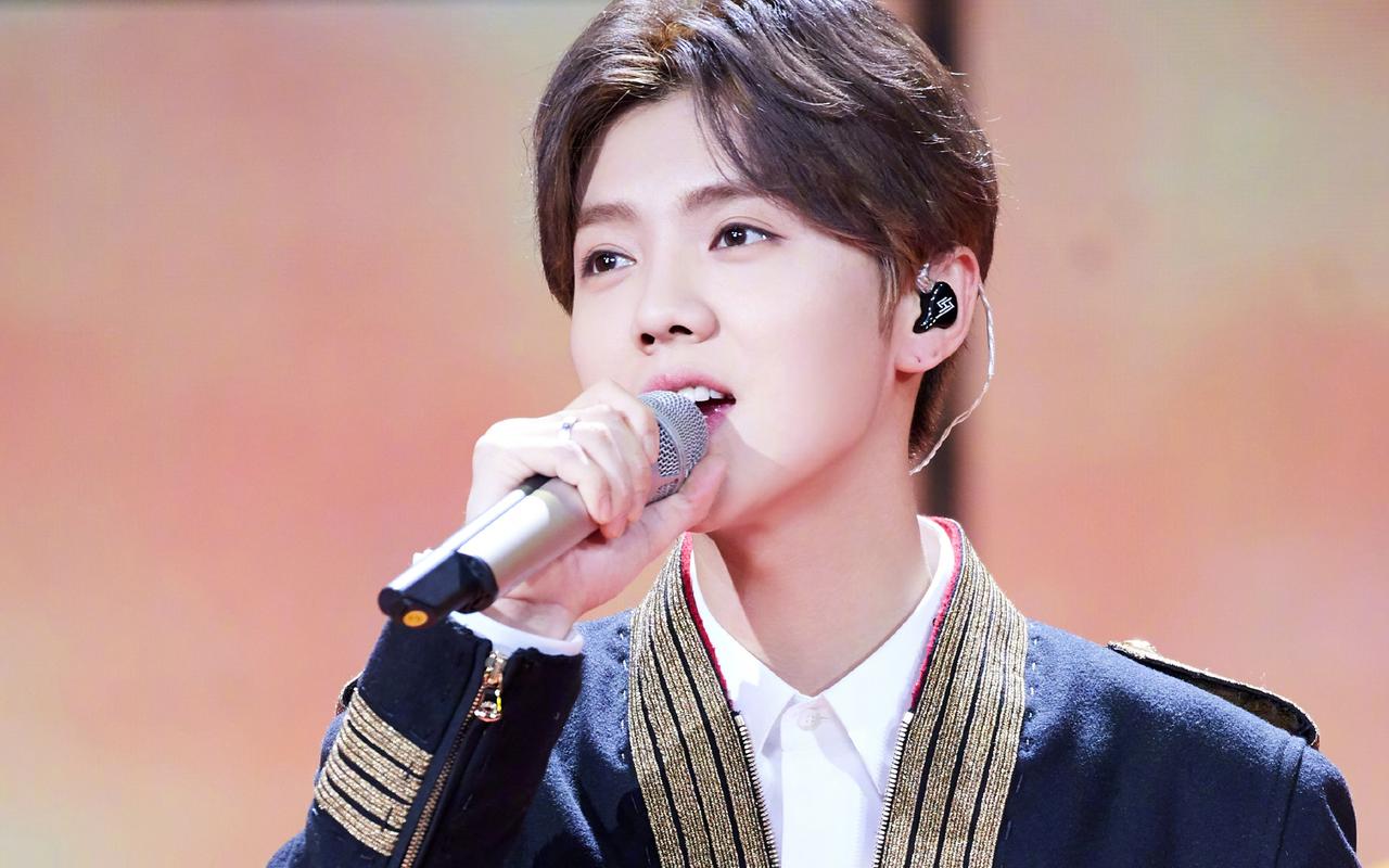 鹿晗演唱会，根本不是“听”，是坠入一场盛大的重逢。他开口的瞬间，你忽然就懂了