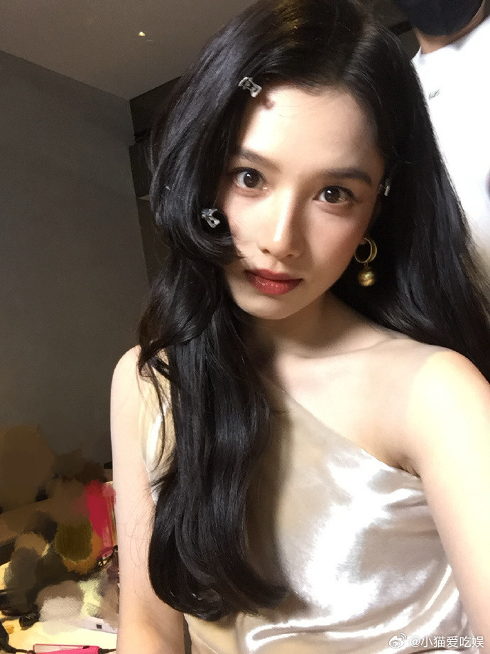 张婧仪完全贵卡级别张婧仪随手一拍就出片了，完全是贵卡级别的张婧仪随手一拍就出片了