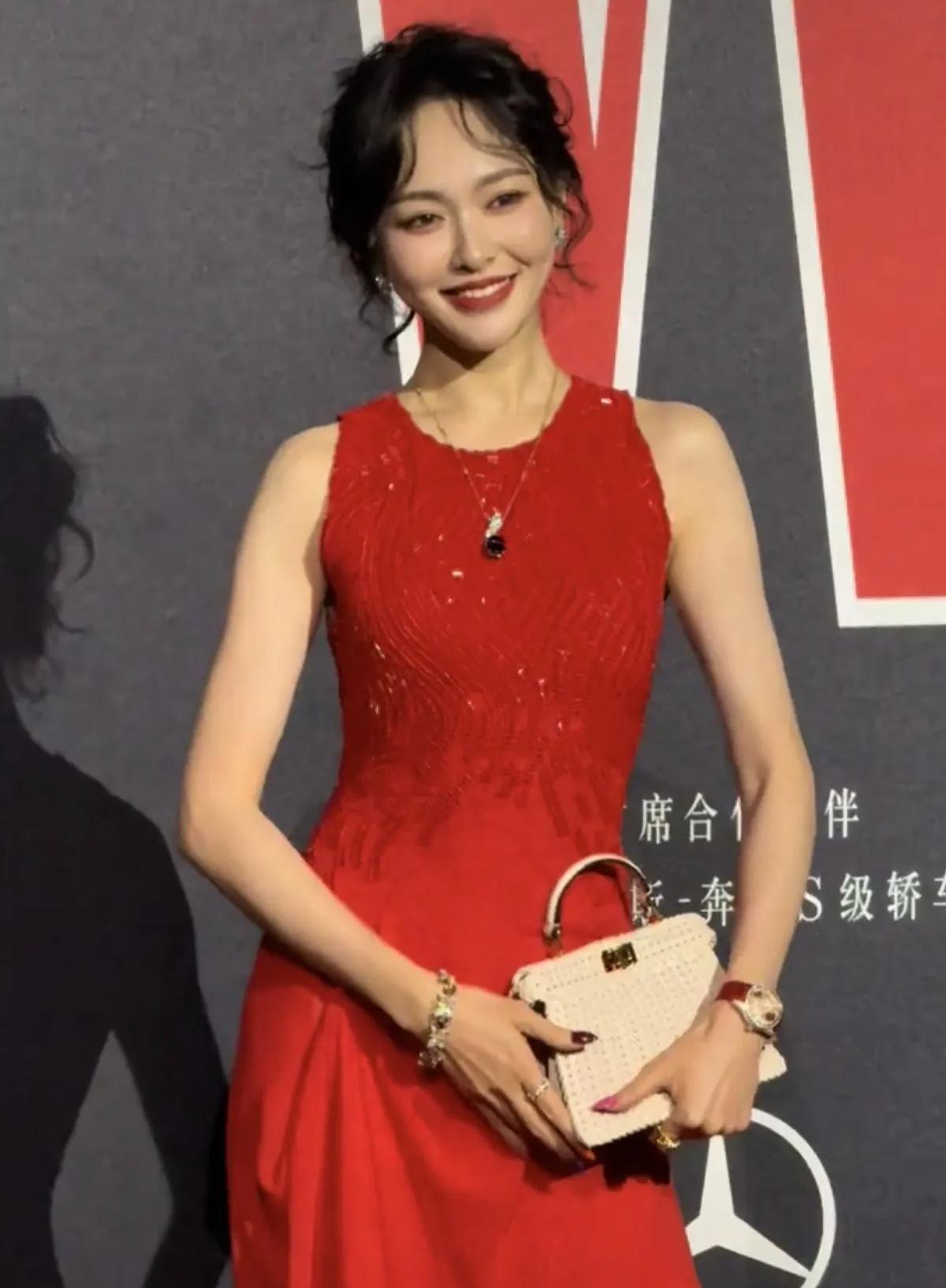 天呐挪不开眼睛了完全被吸引住了超级喜欢唐嫣可爱美丽大方又明媚[兔