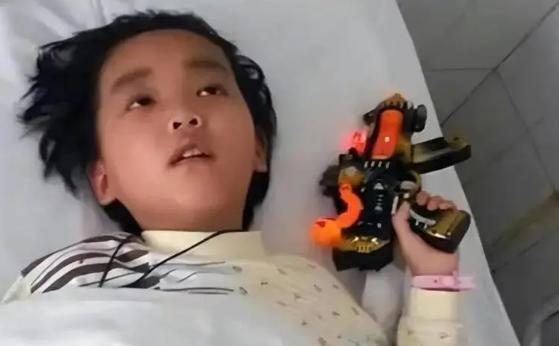 尿毒症妈妈绝望等死，7岁绝症幼子临终前硬要捐肾：“我是男子汉，你要替我活着！”最