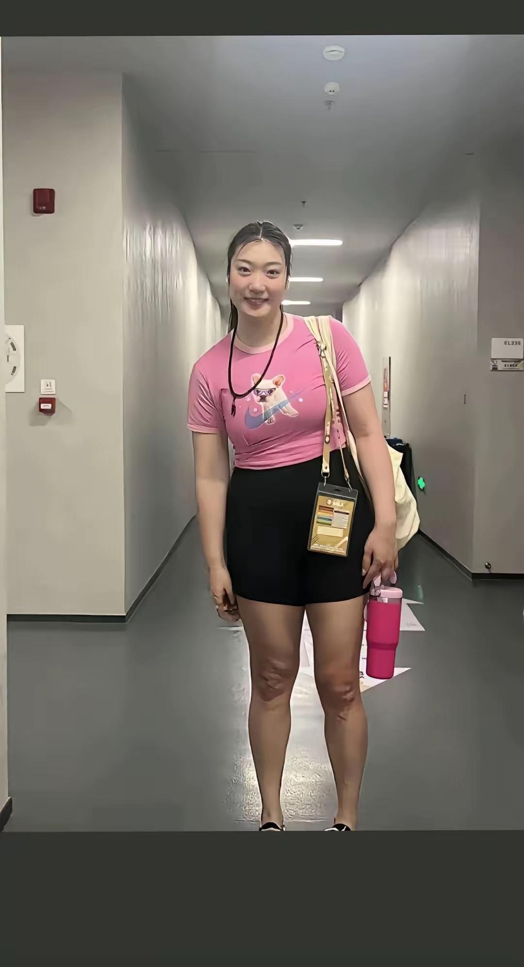 李梦篮球运动员，非常扎实的身体