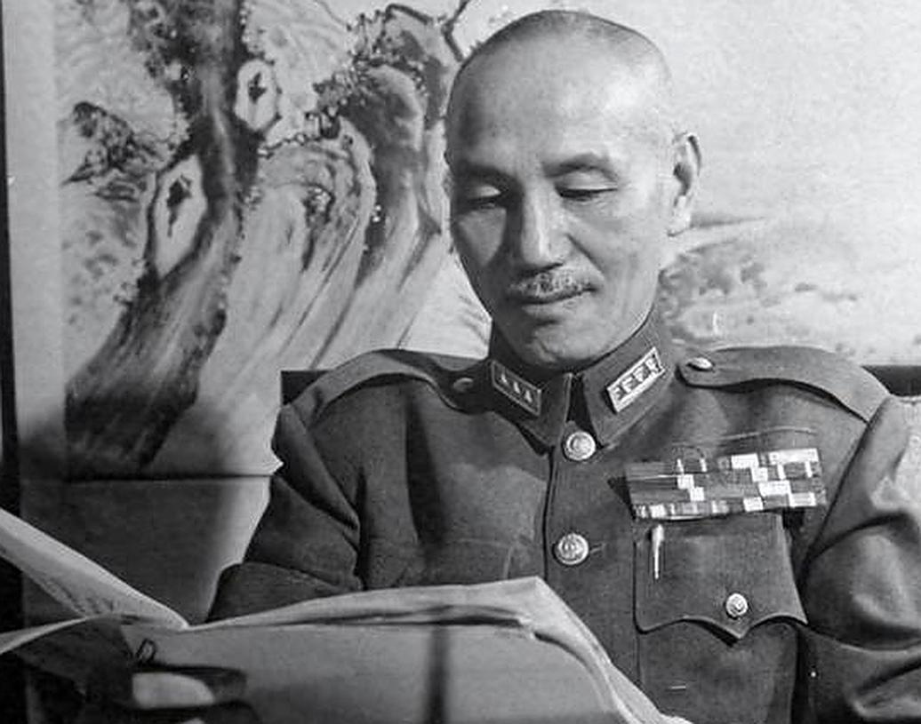 1927年4月的上海，空气里全是山雨欲来的紧绷感。上海工人第三次武装起义刚胜利不
