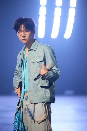 歌手演出舞台跑掉鞋子可还行？胡夏的鞋子比他本人都抢镜，他自己预想了所有的情况，就