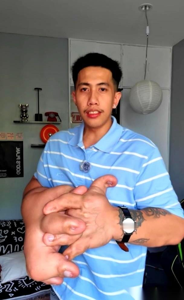 刚才刷到一个画面。一块成人的精钢腕表，严丝合缝地，扣在了一个男人的“单根手指”