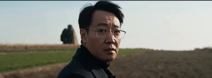 《护宝寻踪》穆见晖在妻子刘树兰举报的情况下，依然能站在妻子的角度考虑问题，他戴上