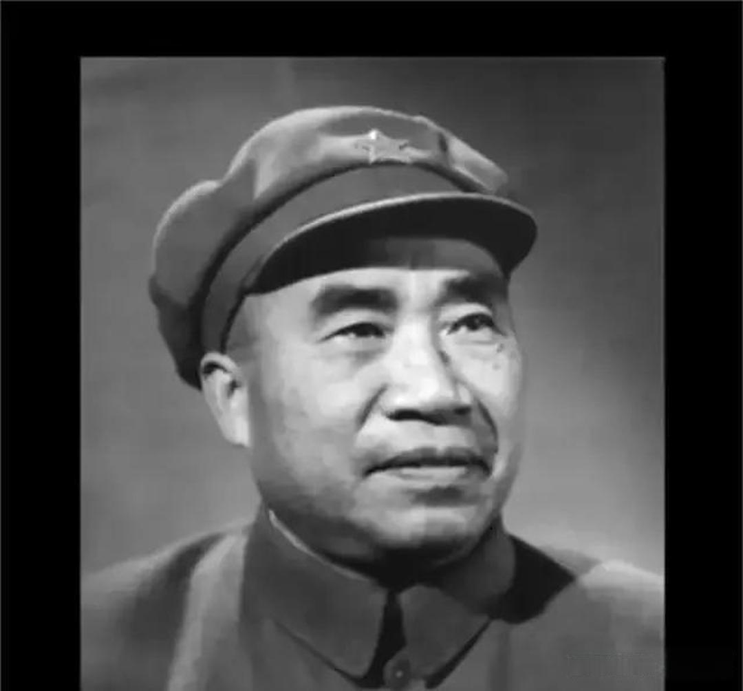 军中，曾经有个约定成俗的习惯，只要是朱老总一现身，无论是元帅，还是将军，必定起身