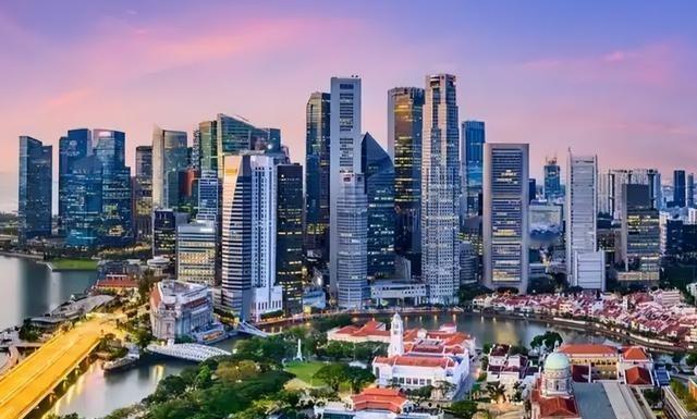 短短五年，香港和新加坡的经济差距被拉开了一大截。2019年香港GDP3660亿美