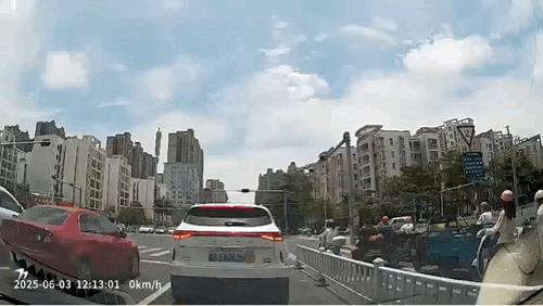 看到前车贴着实习标就理解了[捂脸哭]