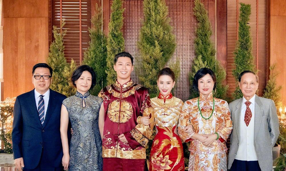 窦骁、何超莲的婚礼上，婆婆和丈母娘同框，感觉窦骁的母亲王娟女士即便穿着素雅的旗袍
