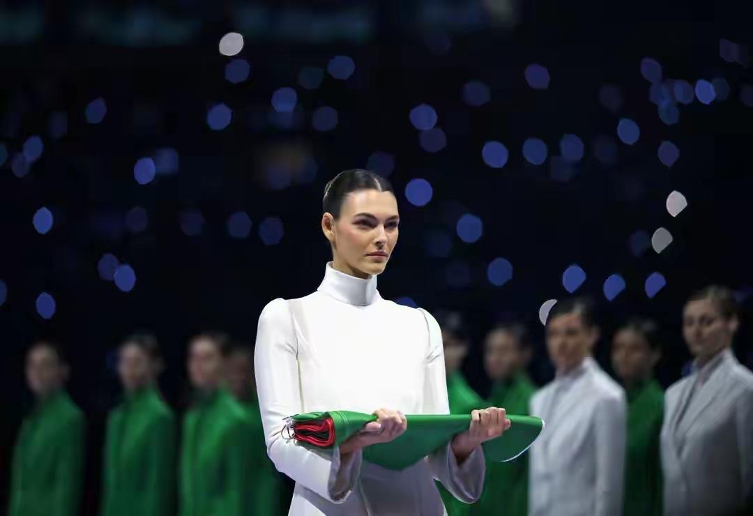 2026年米兰冬奥会开幕式，小李子女友压轴名场面，意式美学致敬阿玛尼