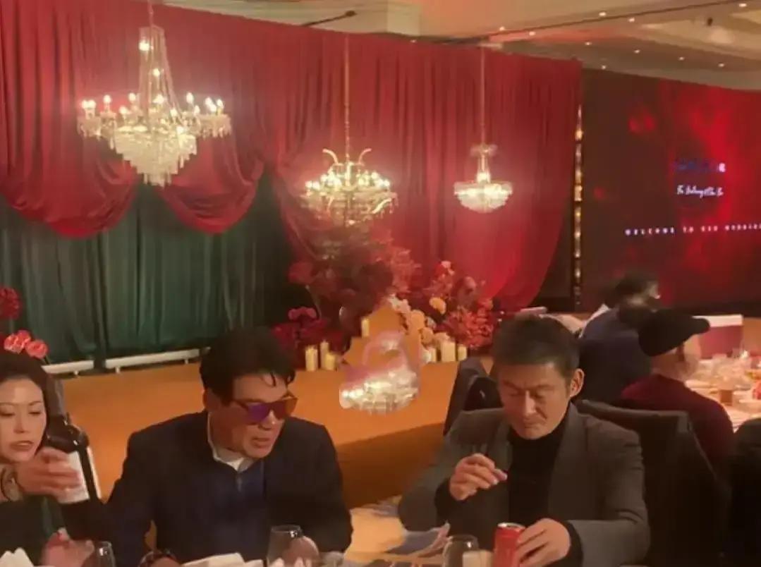 景岗山仰脖，白酒见底。朱时茂举杯，茶汤清亮。七十岁。两张脸。一场饭局。