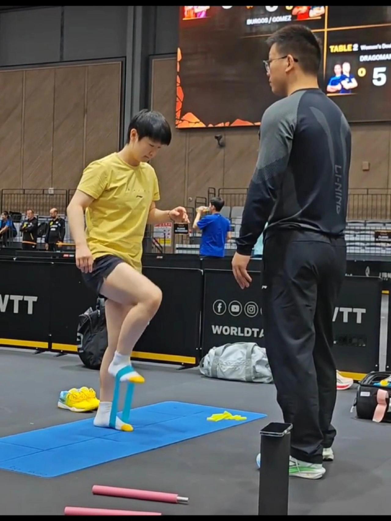 孙颖莎体能训练，胖乎乎的小脚和小腿！核心真稳，整个人可爱活泼，衣服也有特色，