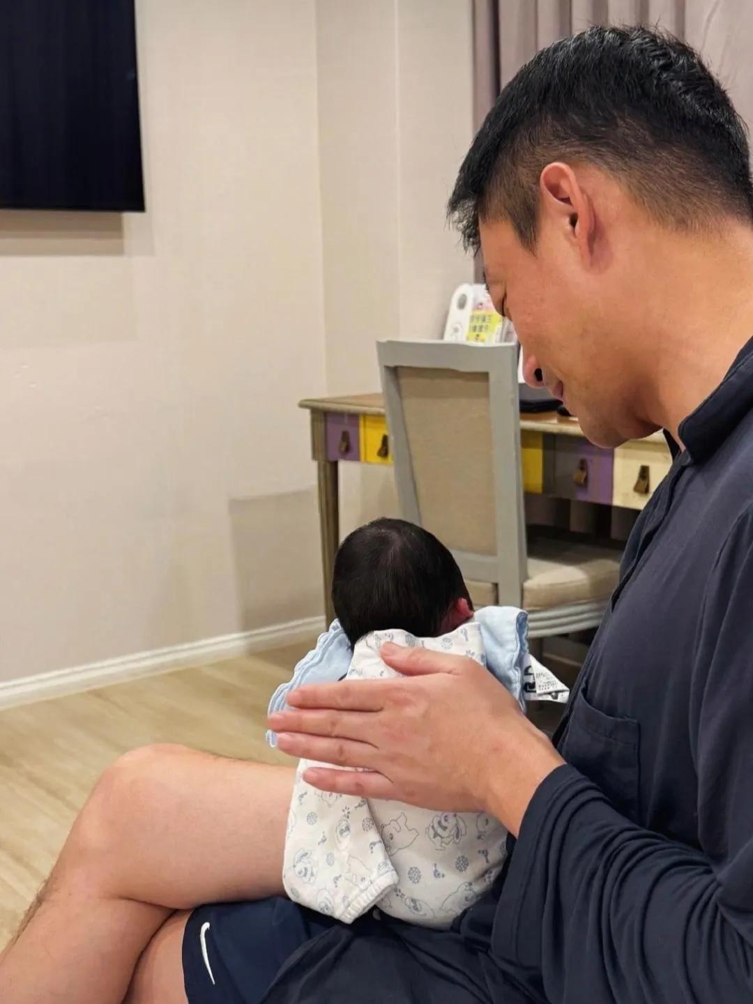 汪小菲在月子中心抱儿子喂奶，还亲自拍儿子后背打嗝，看起来很有带娃经验，真的是超级