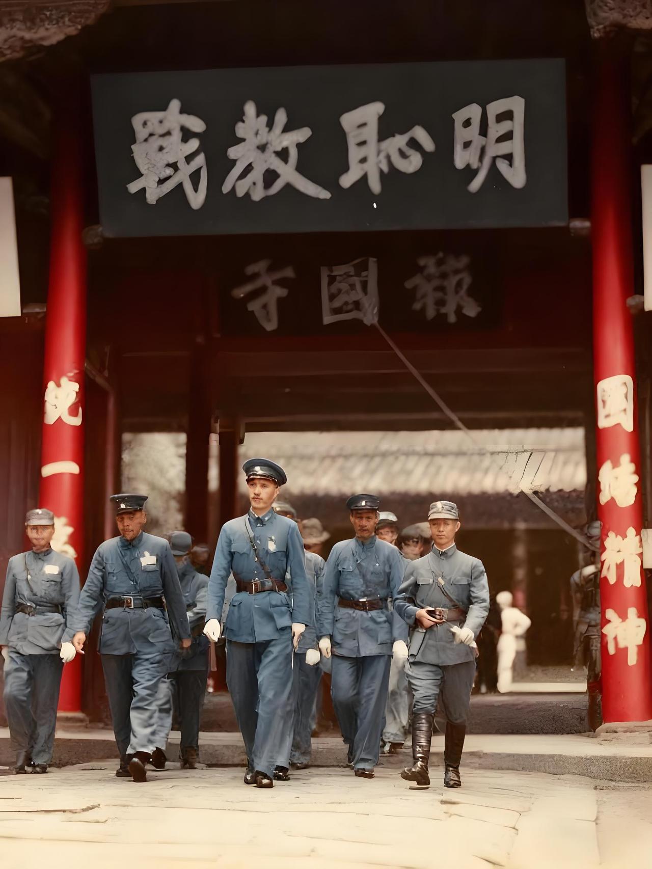 1935年8月，蒋介石与陈诚一同前往峨眉军官训练团礼堂主持毕业典礼。画面中，蒋介