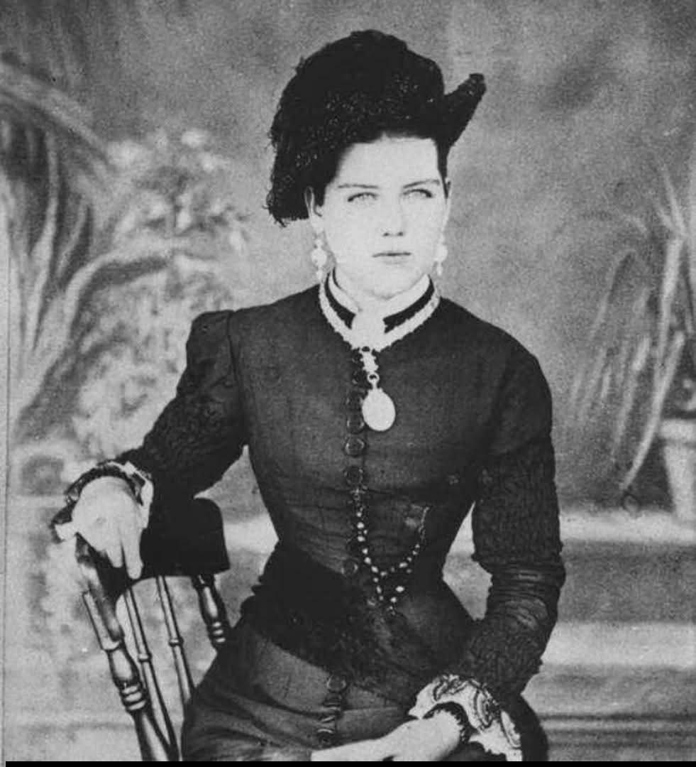 伊丽莎白·普莱恩（1859–1914）的一张影楼肖像照，拍摄于1886年左右的澳