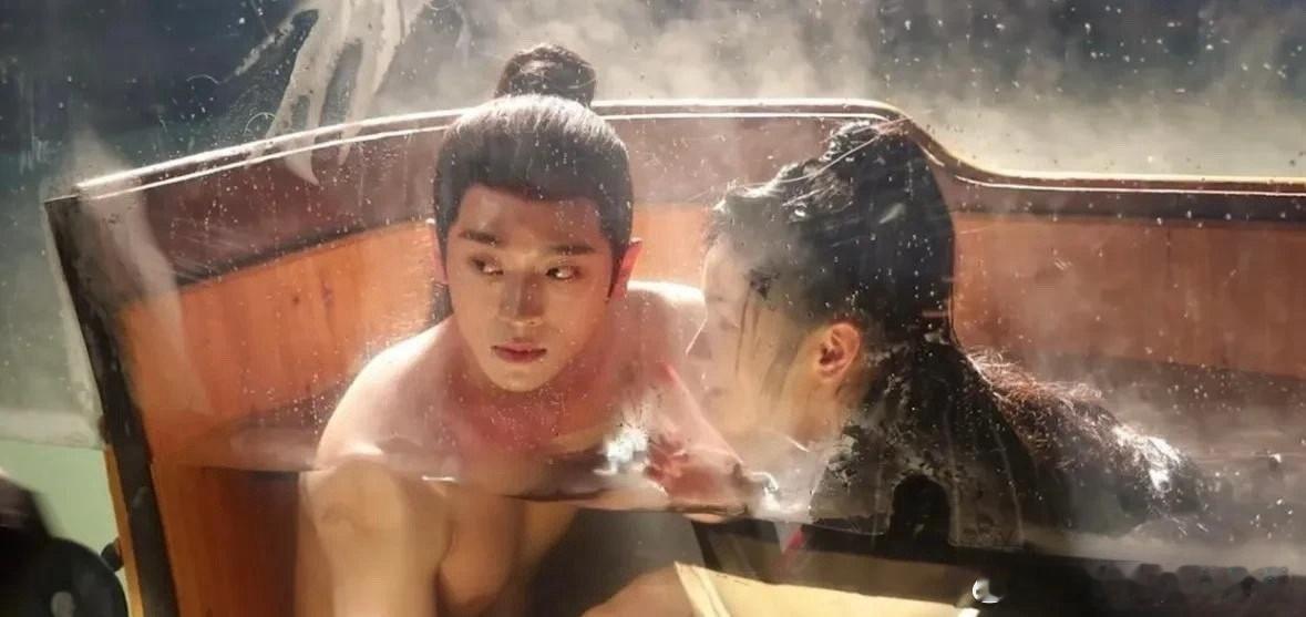 原来电视剧里的浴桶戏是这么拍摄的。