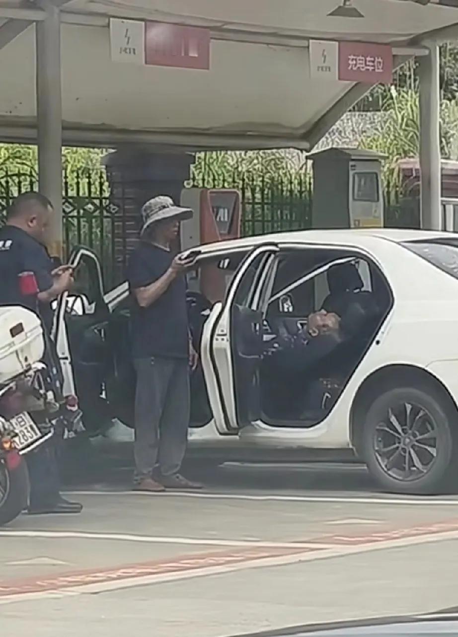 一个开网约车大哥无声无息的死了死在了自己的网约车上车在充电的时候大哥车窗车