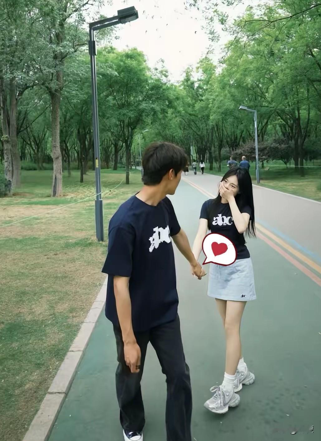 公园里一个男孩瞧见路上有个穿黑衣的女孩独自散步，走到她跟前直愣愣地问：“我能牵