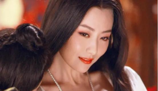 215年，曹操看到儿媳的打扮，心里泛起异样，宴会上本想忍一忍，最终还是没能控制住