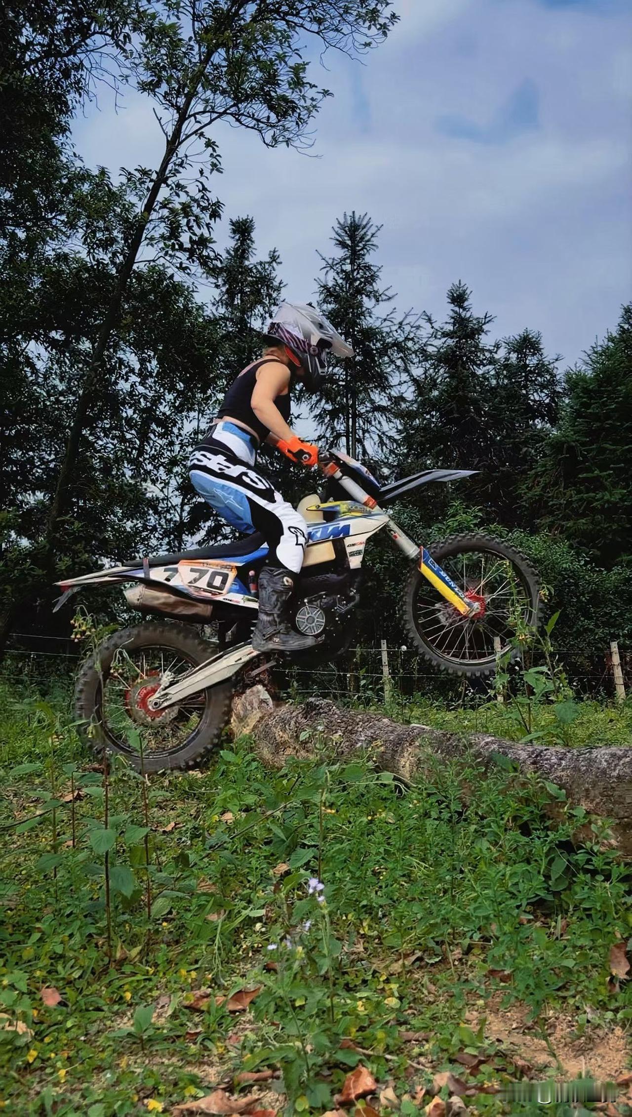 工资花起来就是一下子没了，都是女朋友支持我过日子，才勉强