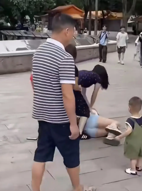 重庆动物园管闲事游客被打后续，据说只是调解，这又是老实人吃亏。因为黄衣女子制止其