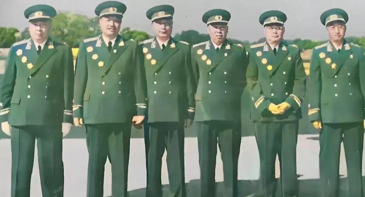 六大元帅穿戎装合照，那时候个个年轻，春光满面，人人黑皮鞋，好像还打着领带。右边一