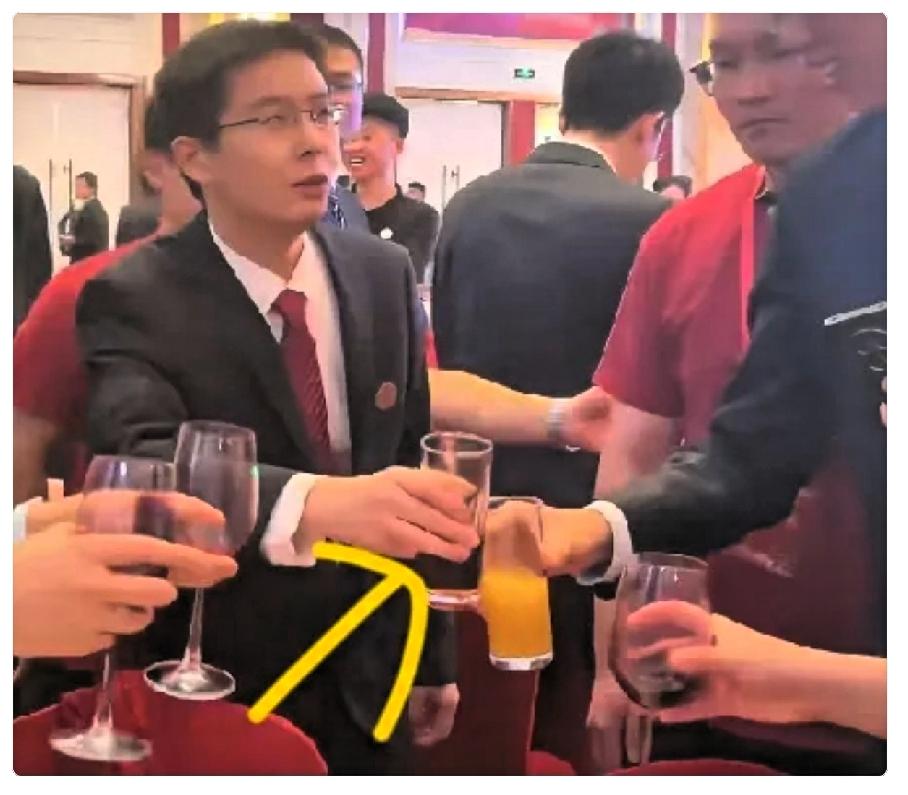 有个事我不敢说，说了怕大家不爱听宇树科技上市午宴上茅台规规矩矩摆桌上，王兴兴