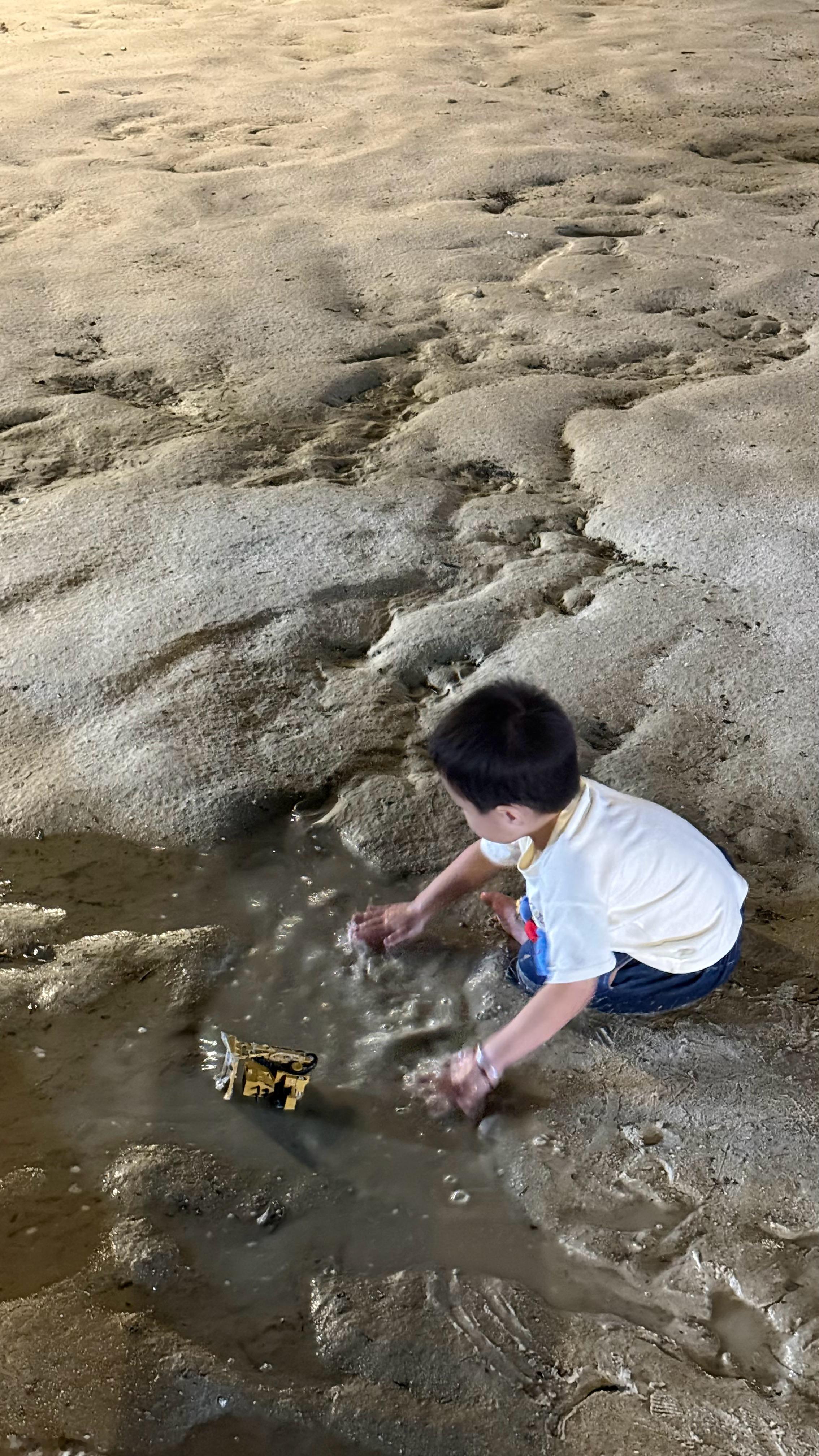 老师我家小孩已经坐进泥坑里了………​​​