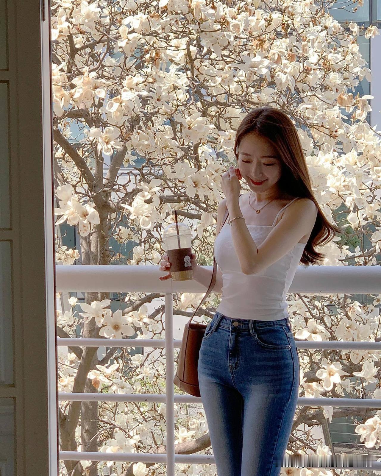 春日午后，花海中的少女，享受一杯咖啡的宁静时光。什么样的穿搭可以成为气质女神?