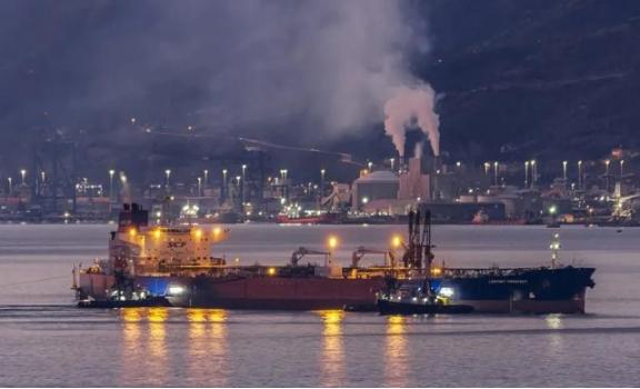 中国绝对不能小瞧日本。二战期间，美国轰炸东京，B29投射1万颗炸弹损失147架飞