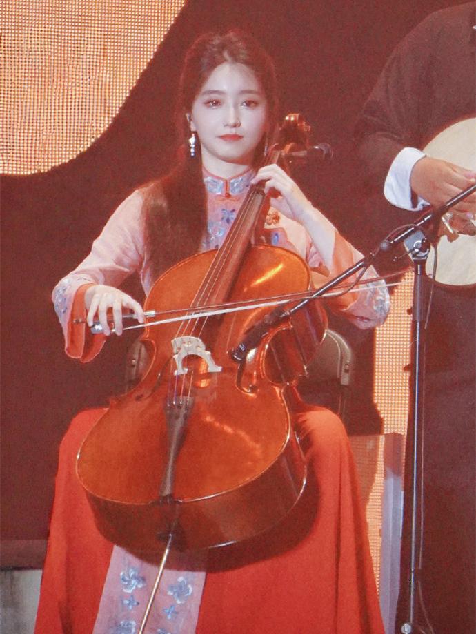 岳云鹏演唱会鼓曲社女琴师郭绮瑶备受网友关注。人长得漂亮，穿着有品味，优雅地拉着大