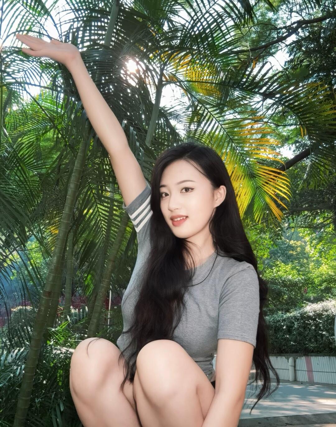竹影摇曳间，美人笑语生。