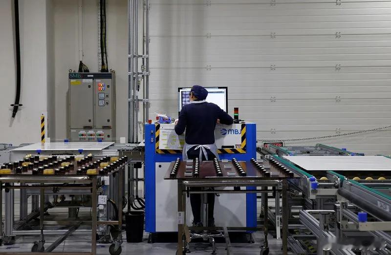【美国加征关税，亚洲工厂活动萎缩，中国逆势而上】（路透社）——周一的民间调查显示