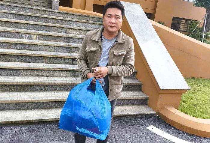 两名年轻人从一辆客车上偷走一包货物，内含近80亿越南盾现金越南清化省警察调查厅