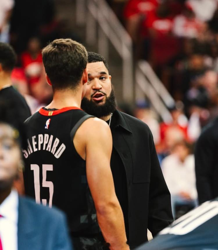 前NBA球员小里弗斯在节目中谈到了火箭。谈到火箭的争冠前景，他说：“我觉得他们需