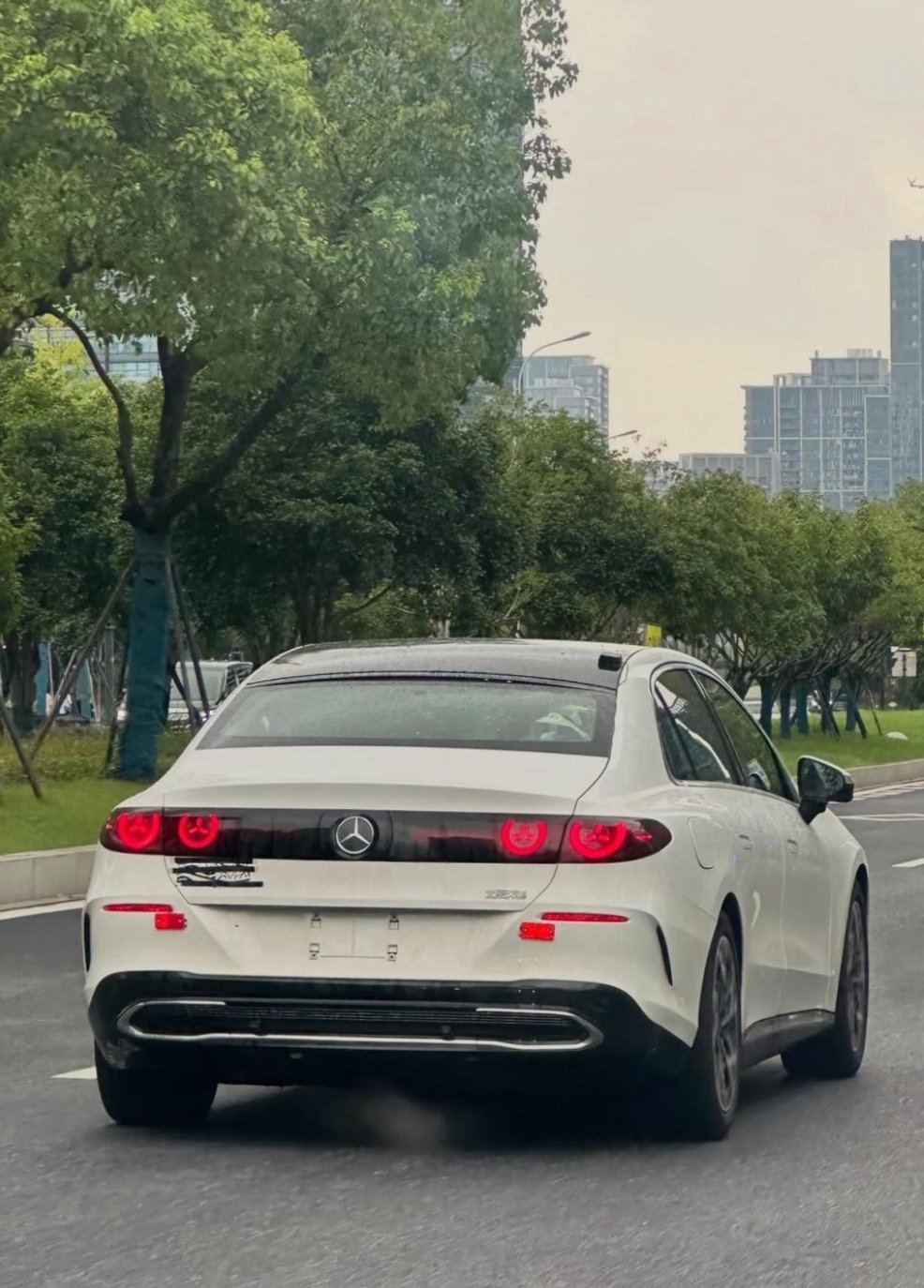 网友在路上看到的全新奔驰C级  这个尾灯真的有点不理解 这个...