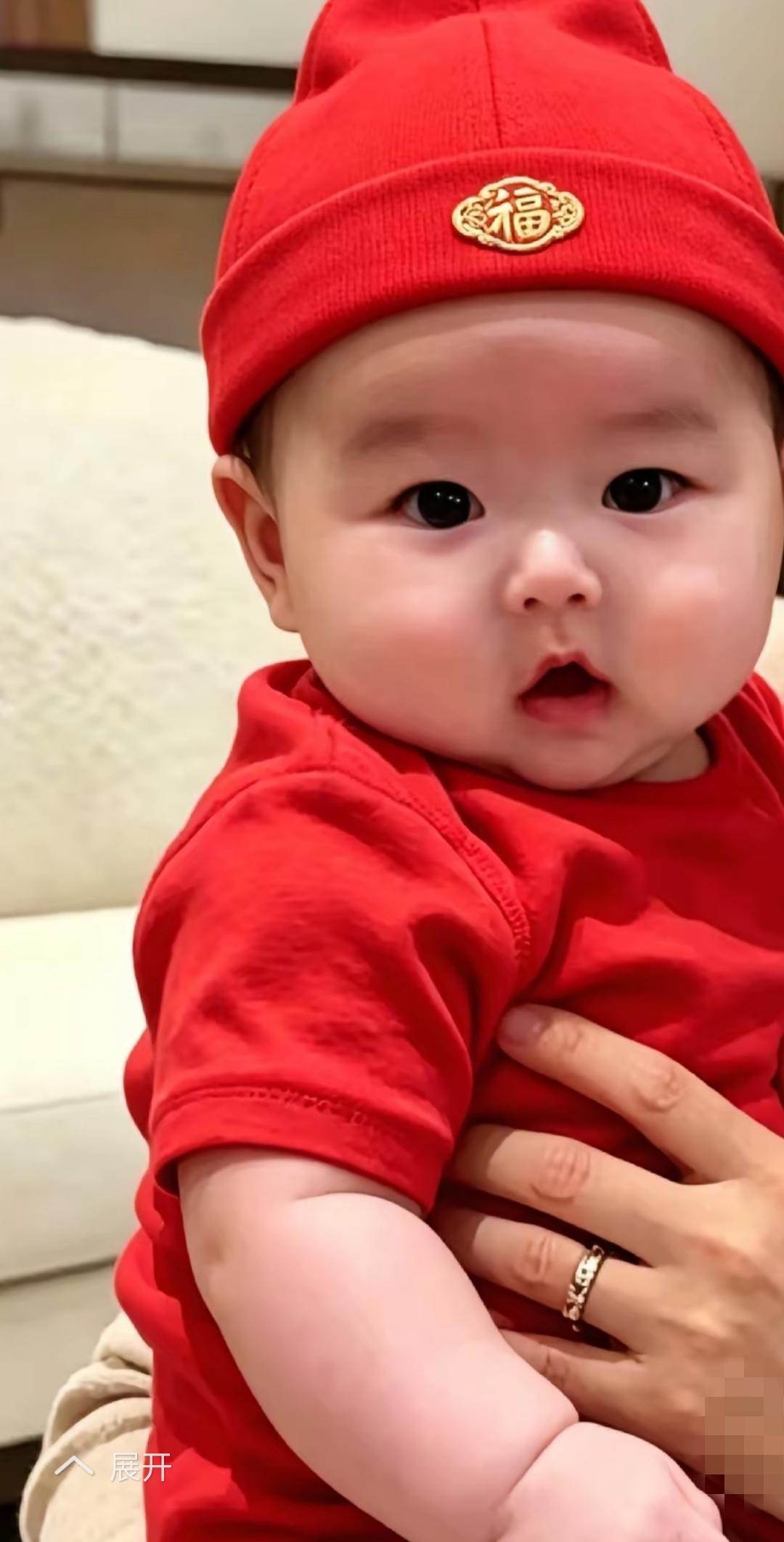张兰小金孙“七宝＂百日宴萌照终于流露出来两张，七宝一身红衣超可爱！今天6月3