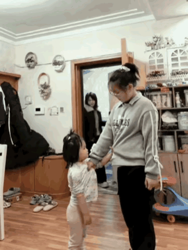 老二老三打架，妈妈好不办法，老大回来进屋，一喊全都趴下。谁敢真动手就听谁