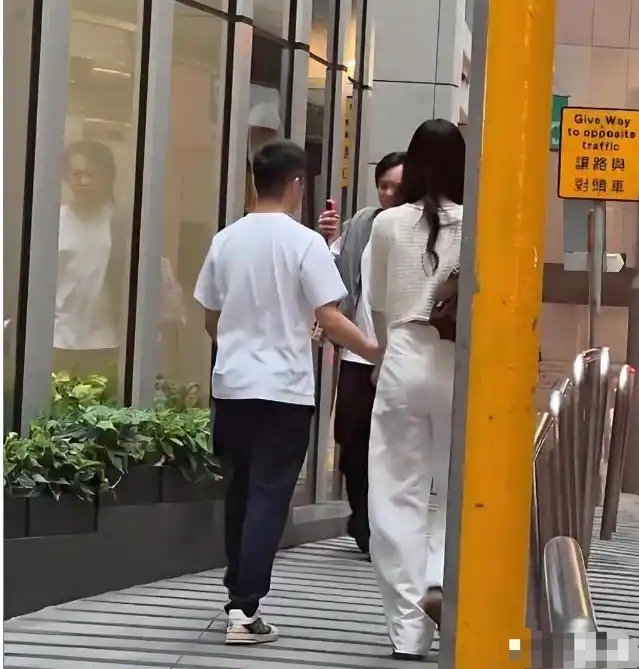 8月19日何猷君和奚梦瑶，俩人现身香港街头，手牵手过七夕很甜蜜，路人原相机拍下最