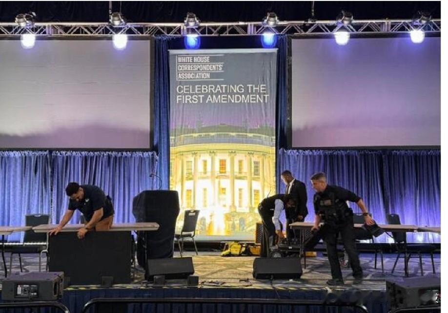 华盛顿(美联社)——官员们周六表示，在白宫记者协会晚宴上发生枪击事件后被拘留