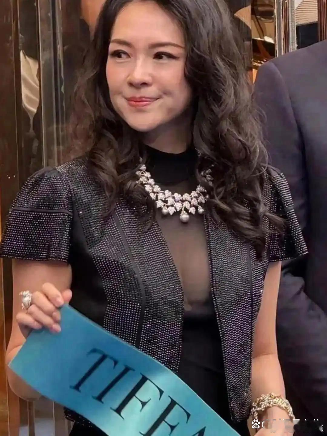 46岁章子怡成都现身，生图无滤镜全曝光，这状态太真实！