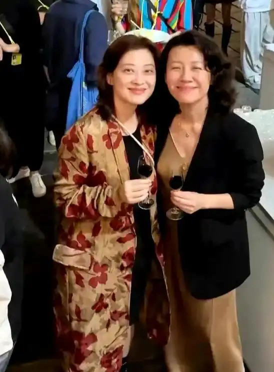 51岁梅婷刘琳素颜同框，20年的友情不靠演