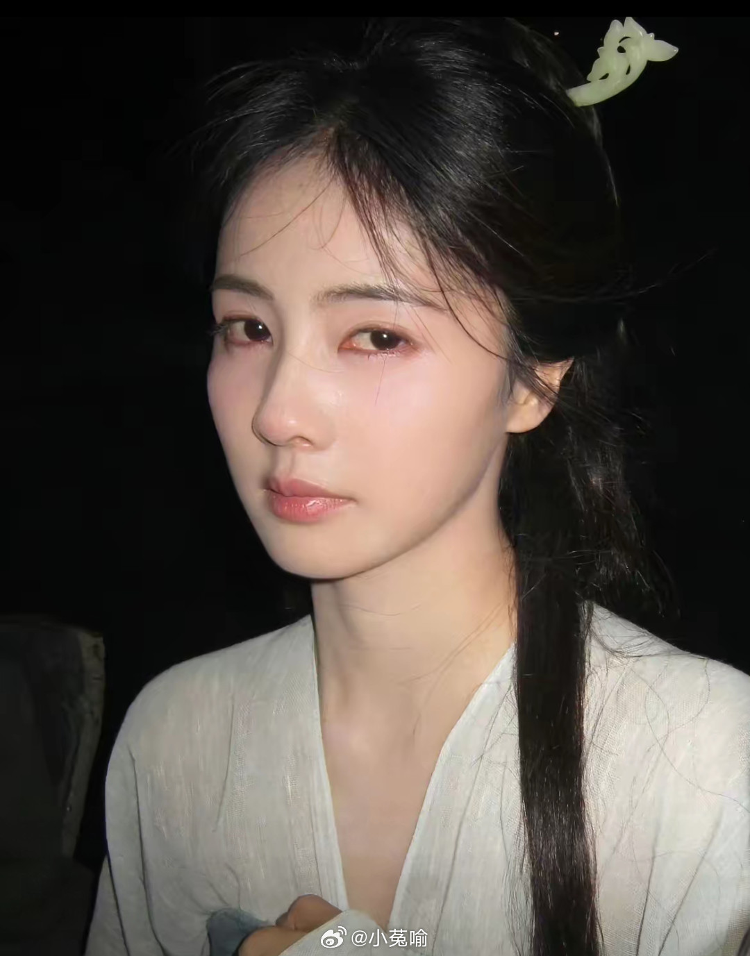 词条冲上热搜看得人莫名别扭，通篇氛围感都在刻意引导大众共情，仿佛受了天大的委屈。