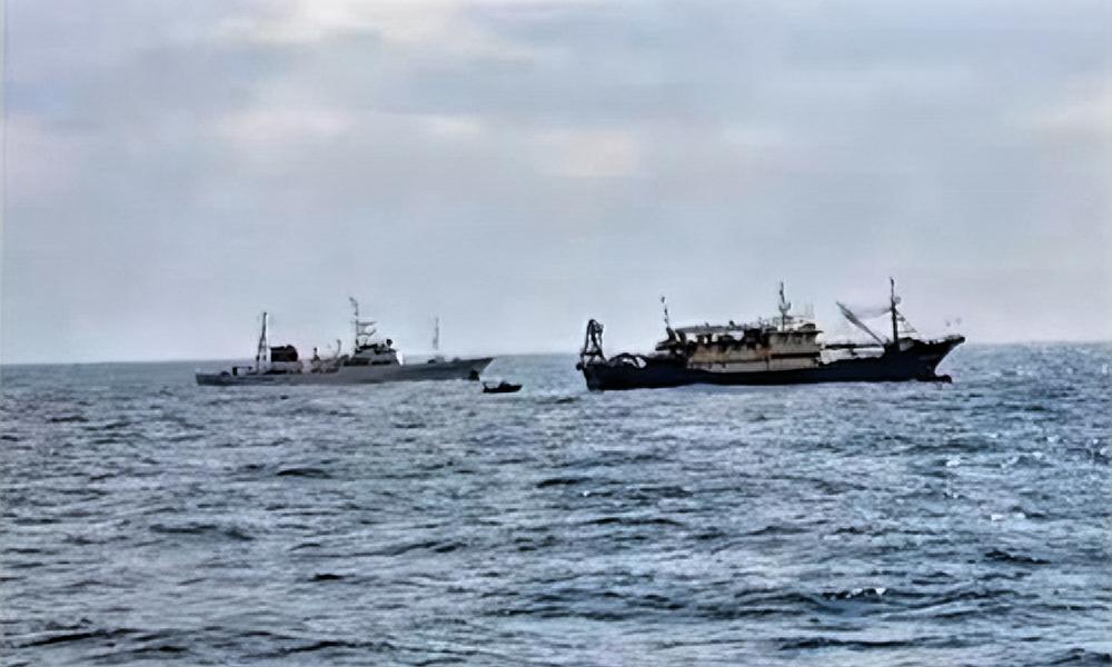 哎，你听说了吗？昨天日本那边出事了。就在2月12号，咱们中国的一艘渔船，在东